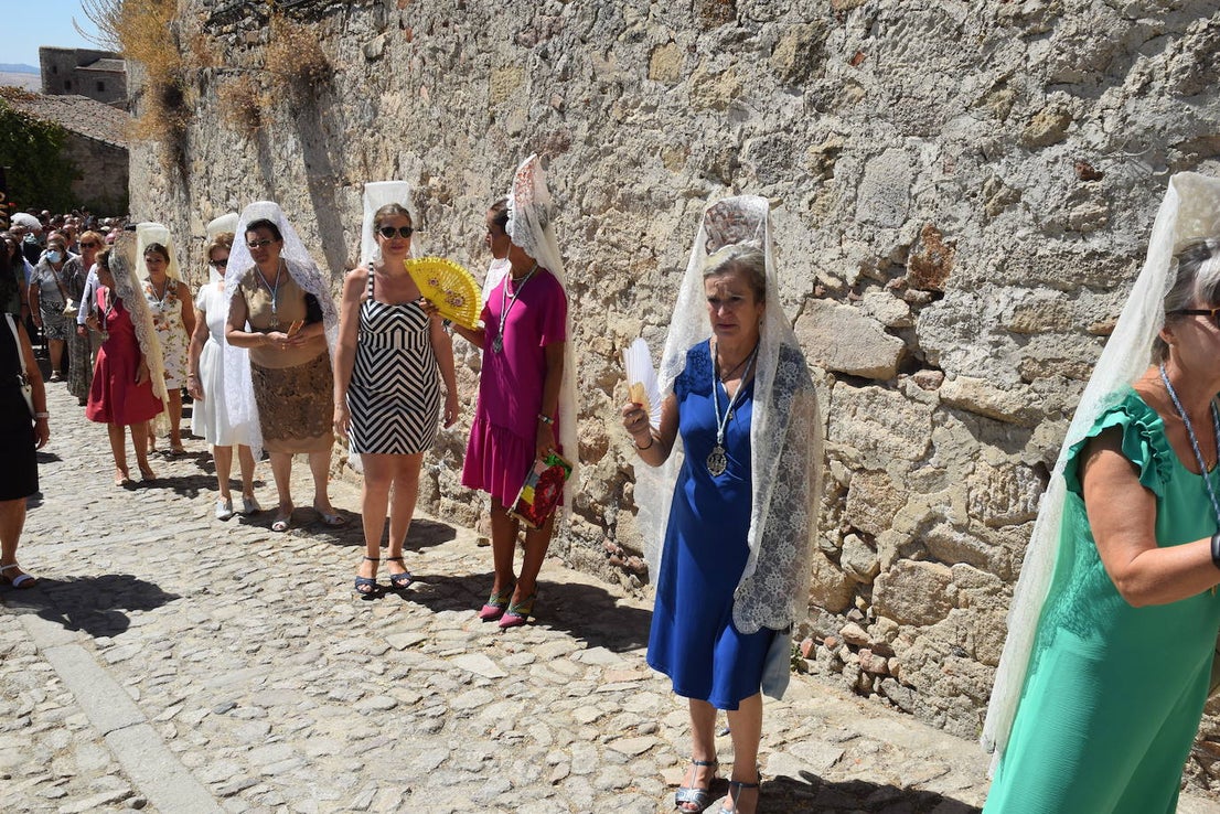 Fotos: Subida, en procesión de la Patrona