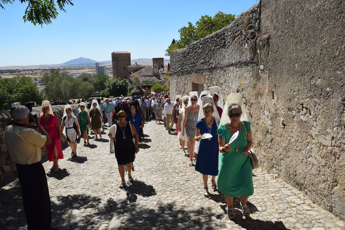 Fotos: Subida, en procesión de la Patrona