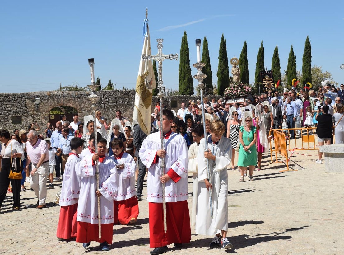 Fotos: Subida, en procesión de la Patrona