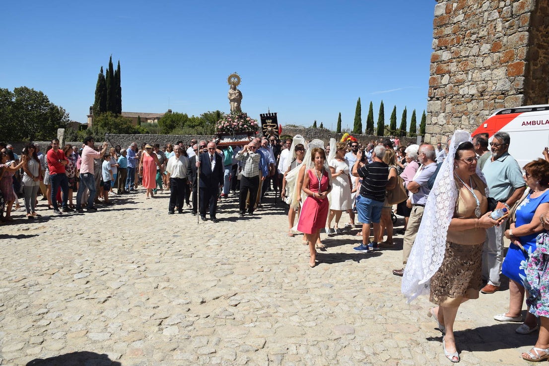 Fotos: Subida, en procesión de la Patrona