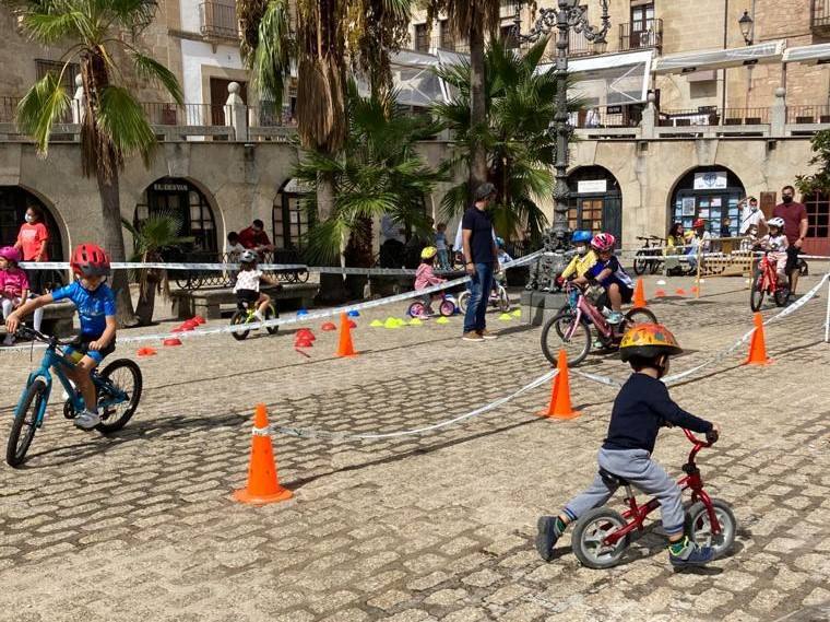 Participantes en la gincana llevada a cabo el año pasado