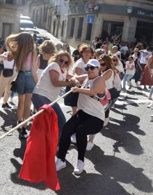 Imagen secundaria 2 - Las mujeres se echan a la calle en su día de fiesta con un gran ambiente e intenso calor