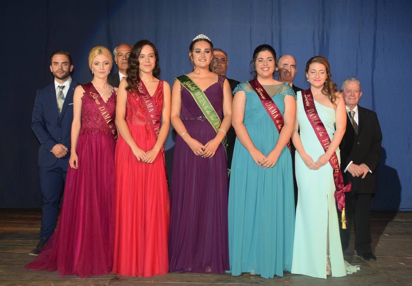Reina y damas juveniles, junto a sus acompañantes 