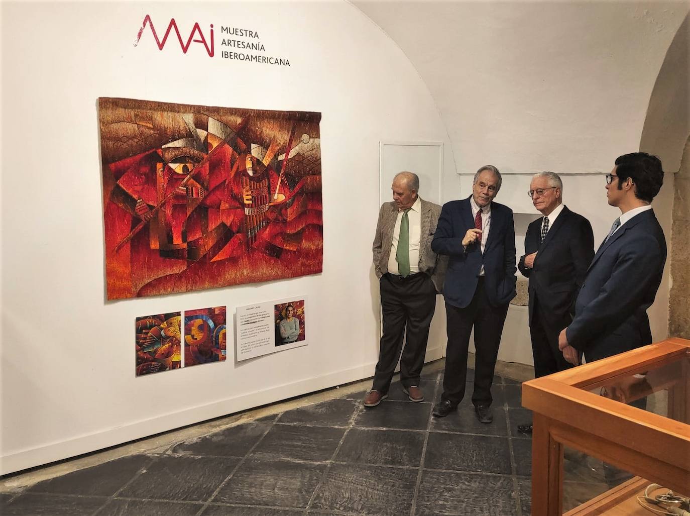 Visita a la muestra de los dirigentes de la organización, junto al embajador de Ecuador