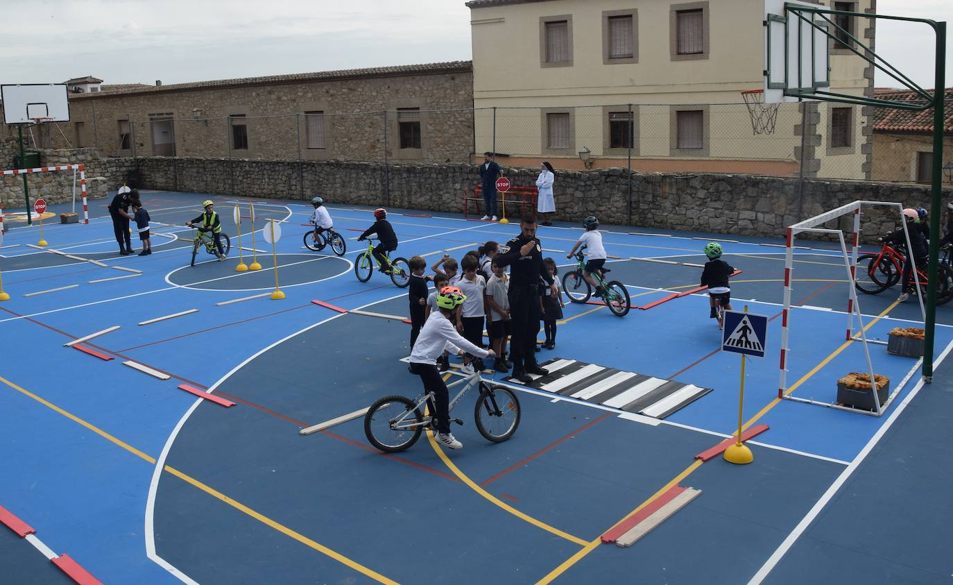 Participantes en la sesión llevada a cabo ayer, en el colegio Sagrado Corazón de Jesús. 