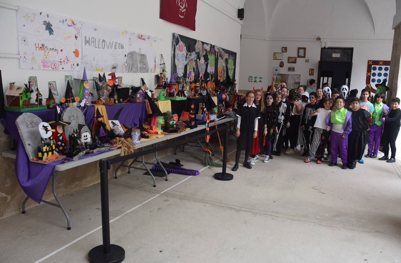 La exposición con algunos estudiantes disfrazados. 
