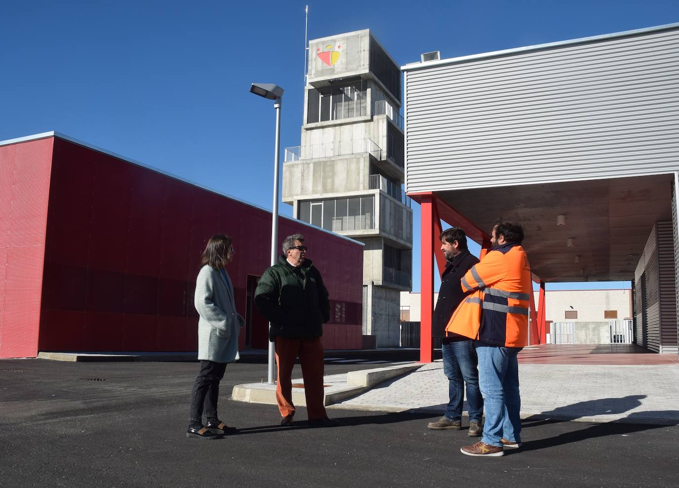 El arquitecto junto a responsables de la empresa constructora.