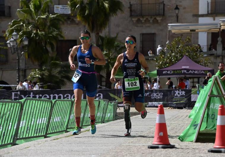 La pareja Ganadora de la prueba del duatlón inclusivo por relevos