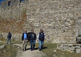 Los dirigentes políticos en su visita a la zona del espolón.