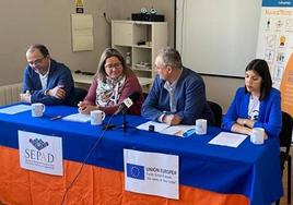 Representantes de ambas instituciones, en la firma del convenio