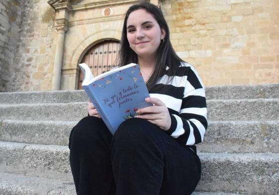 Mar Fernández, en la plaza Mayor, con su nuevo libro.