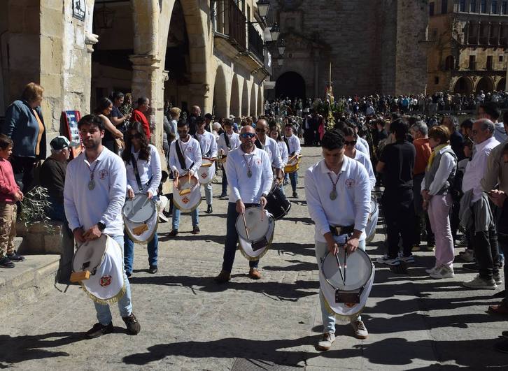 La procesión con La Burrina, tras salir de San Martín.