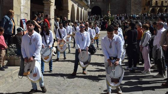 Numeroso público arropa a La Burrina en la plaza Mayor