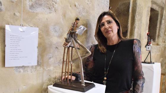 María José Piñas muestra esculturas en papel con figuras femeninas