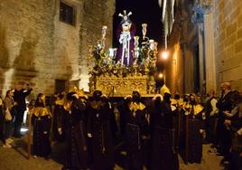 El Cristo Cautivo, del que era devoto, con uno de los trajes de Enrique Elías.