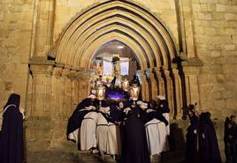 Cientos de personas arropan a las imágenes el Miércoles Santo