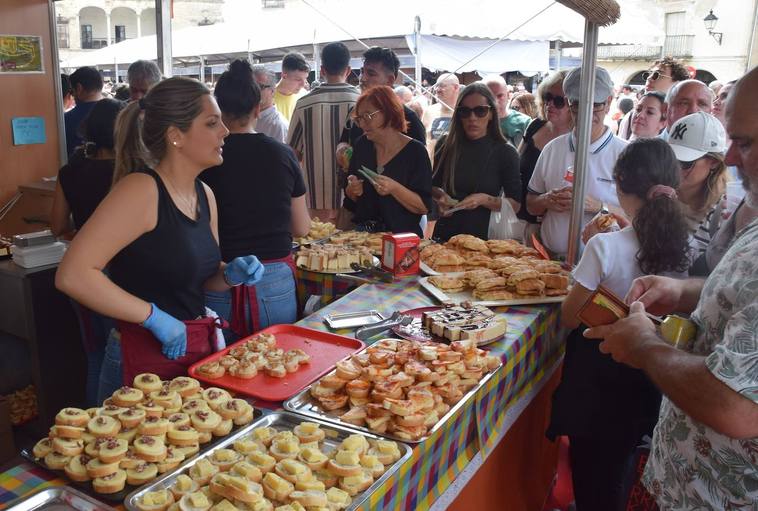Miles de personas, de nuevo, llenan la Feria del Queso