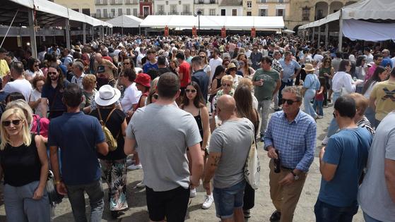 El alcalde plantea medidas para mejorar la fluidez de visitantes en la muestra quesera