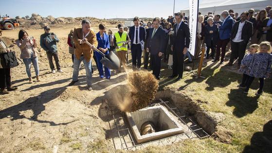 Llegan los primeros contratos de personal para la fábrica de diamantes