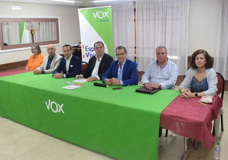 Fernando Bravo, junto a Óscar Fernández, Eduardo Gutiérrez e integrantes de la lista electoral