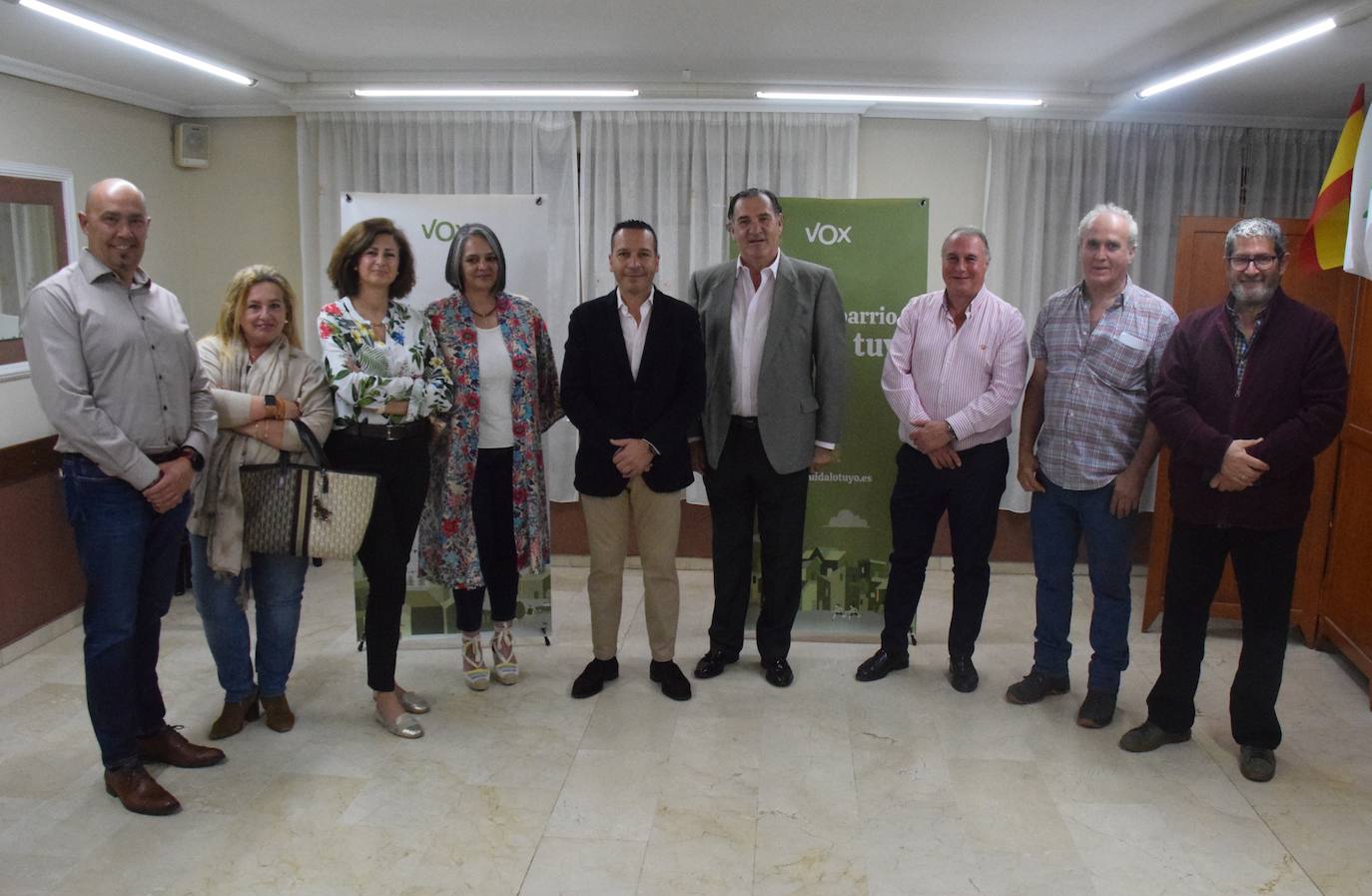 Fernando Bravo y Oscar Fernández, con integrantes de la candidatura de Vox, en Trujillo.