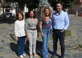 Inés Rubio, junto a algunas personas integrantes de la lista electoral