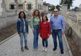 Inés Rubio, junto a integrantes de la candidatura, al lado del antiguo edificio de la Seguridad Social.