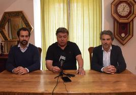 El alcalde, José Antonio Redondo, escoltados por los dos expertos