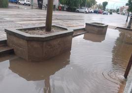 Una zona de locales comerciales inundada
