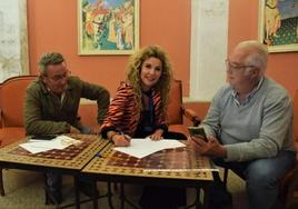 Inés Rubio, en la noche electoral, junto a dos compañeros de partido.