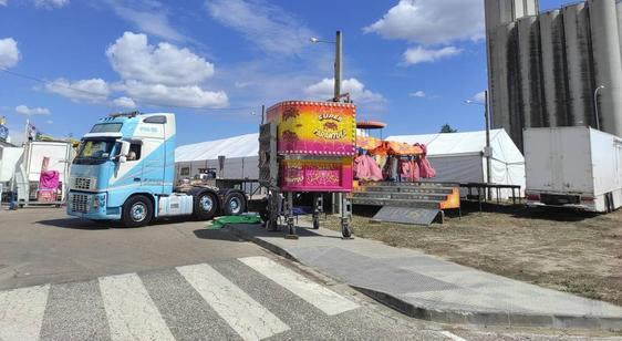 La feria echa a andar esta tarde con 32 elementos, entre casetas y atracciones
