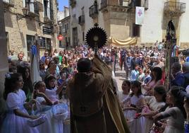 La ciudad cumple con el Corpus, bajo un intenso calor