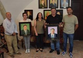 José Antonio Redondo, junto a integrantes del equipo de Gobierno saliente, con los dos retratos