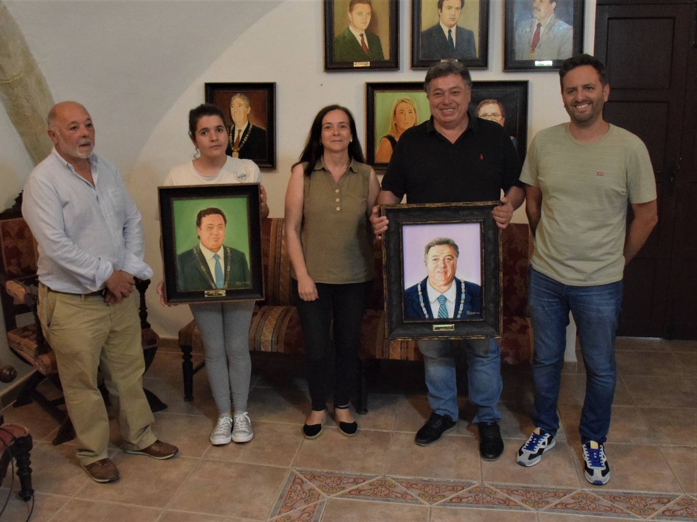 José Antonio Redondo, junto a integrantes del equipo de Gobierno saliente, con los dos retratos