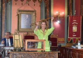 Ines Rubio, con el bastón de mando, tras ser nombrada alcaldesa esta mañana