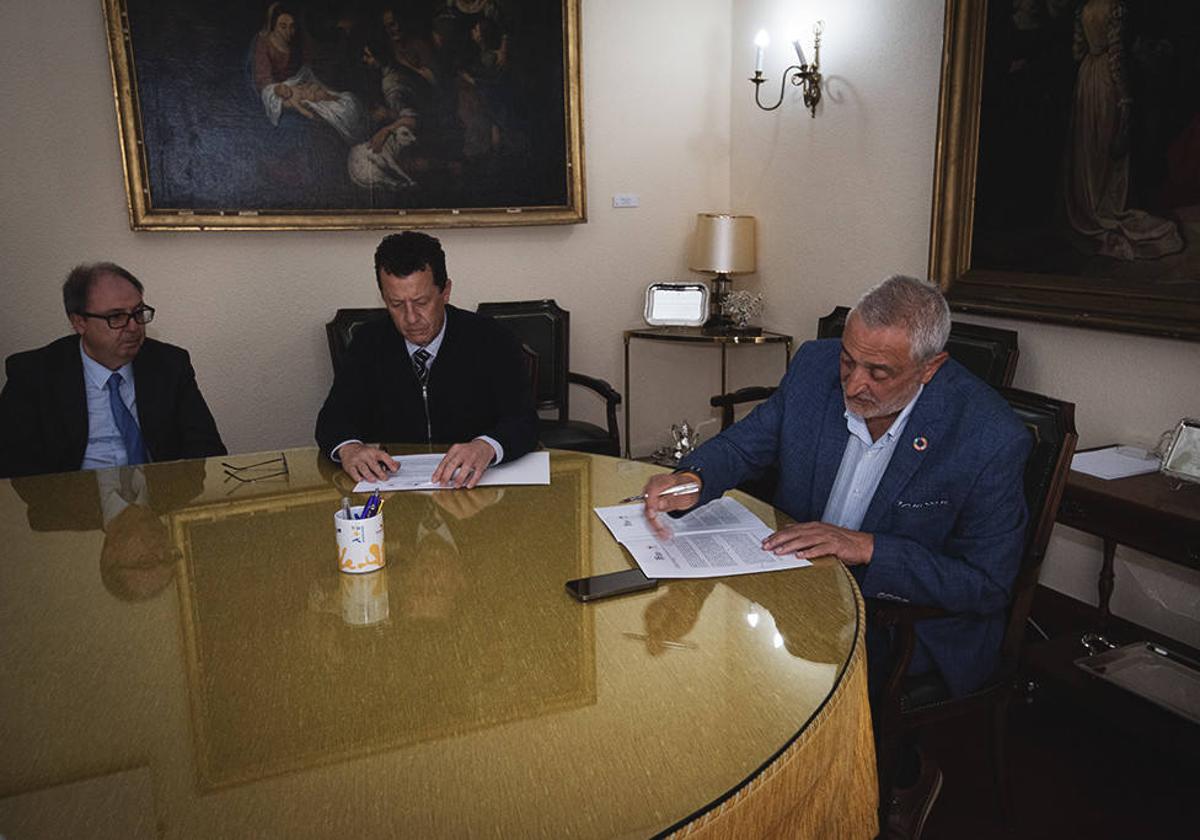Durante la firma del convenio.