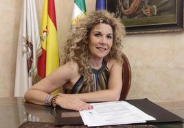 Inés Rubio, alcaldesa trujillana en su despacho