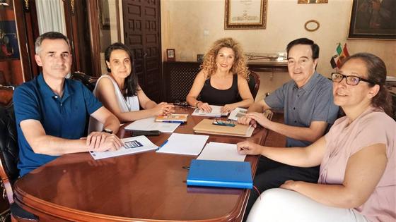 La alcaldesa apuesta por una reforma integral del teatro y hacerlo accesible