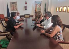 Los responsables políticos junto a los organizadores de los Coloquios