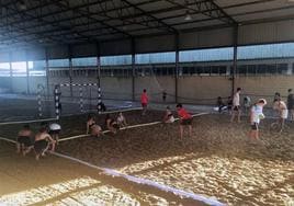 Jóvenes en la organización de las pistas de balonmano playa, en el recinto hípico.