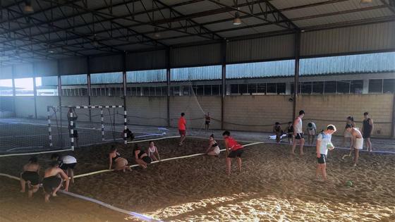 El recinto hípico del Mercado Regional se convierte en dos pistas de balonmano playa