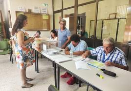 Una de las mesas electorales, situadas en la carretera de Cáceres
