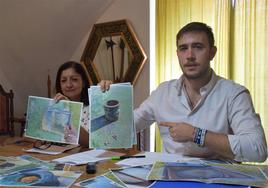 Los concejales mostrando algunas de las deficincias