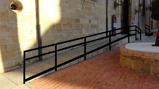 El Consistorio ya tiene un informe para poner un pasamanos en su rampa de acceso