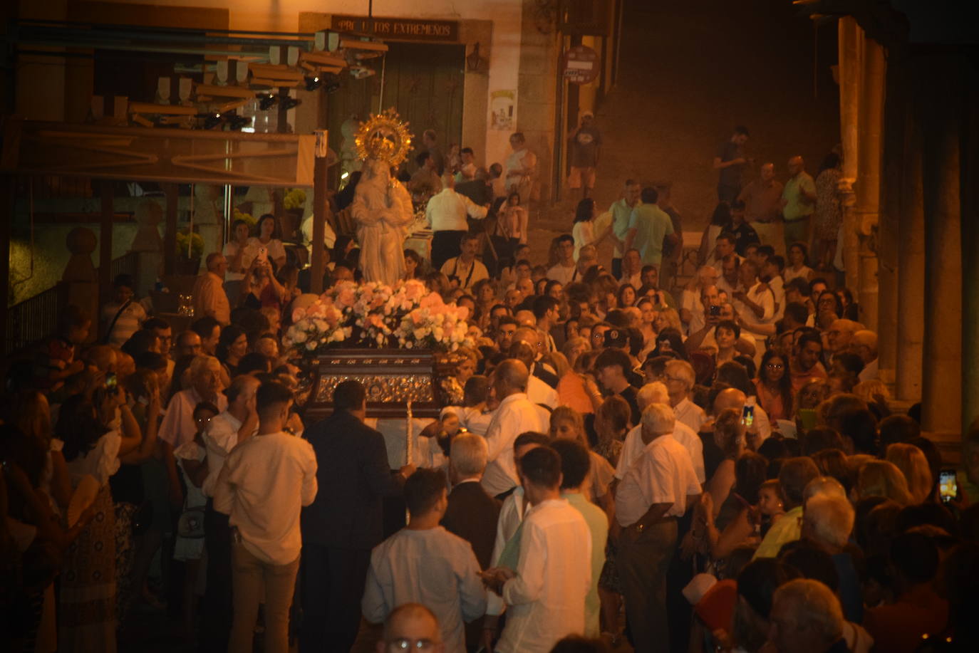 La bajada de la Patrona, bajo un intenso calor
