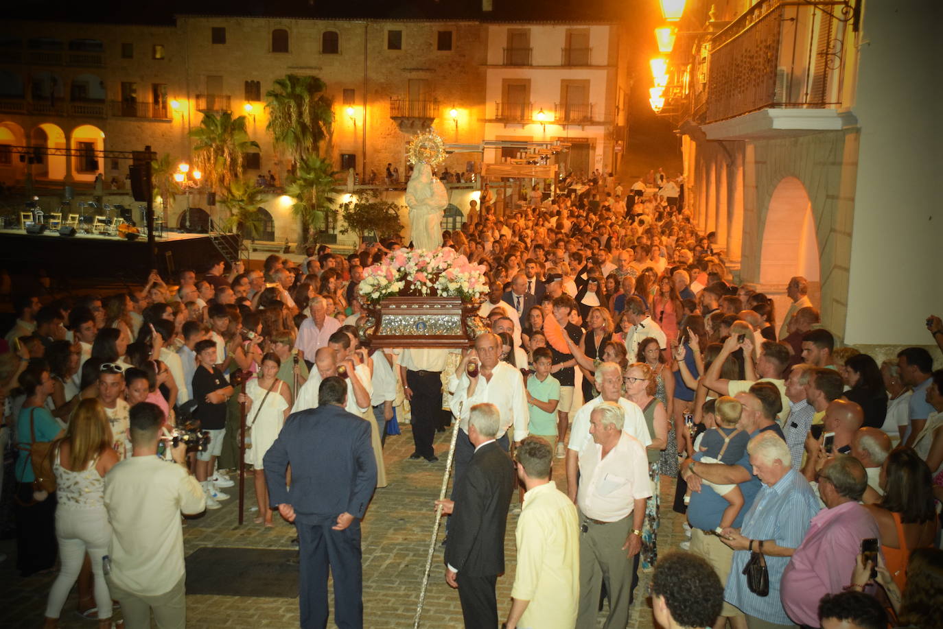 La bajada de la Patrona, bajo un intenso calor