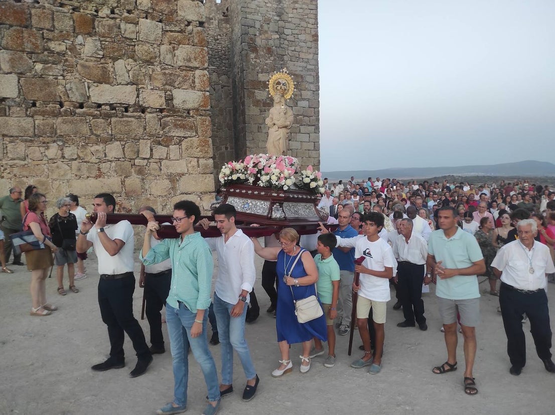 La bajada de la Patrona, bajo un intenso calor