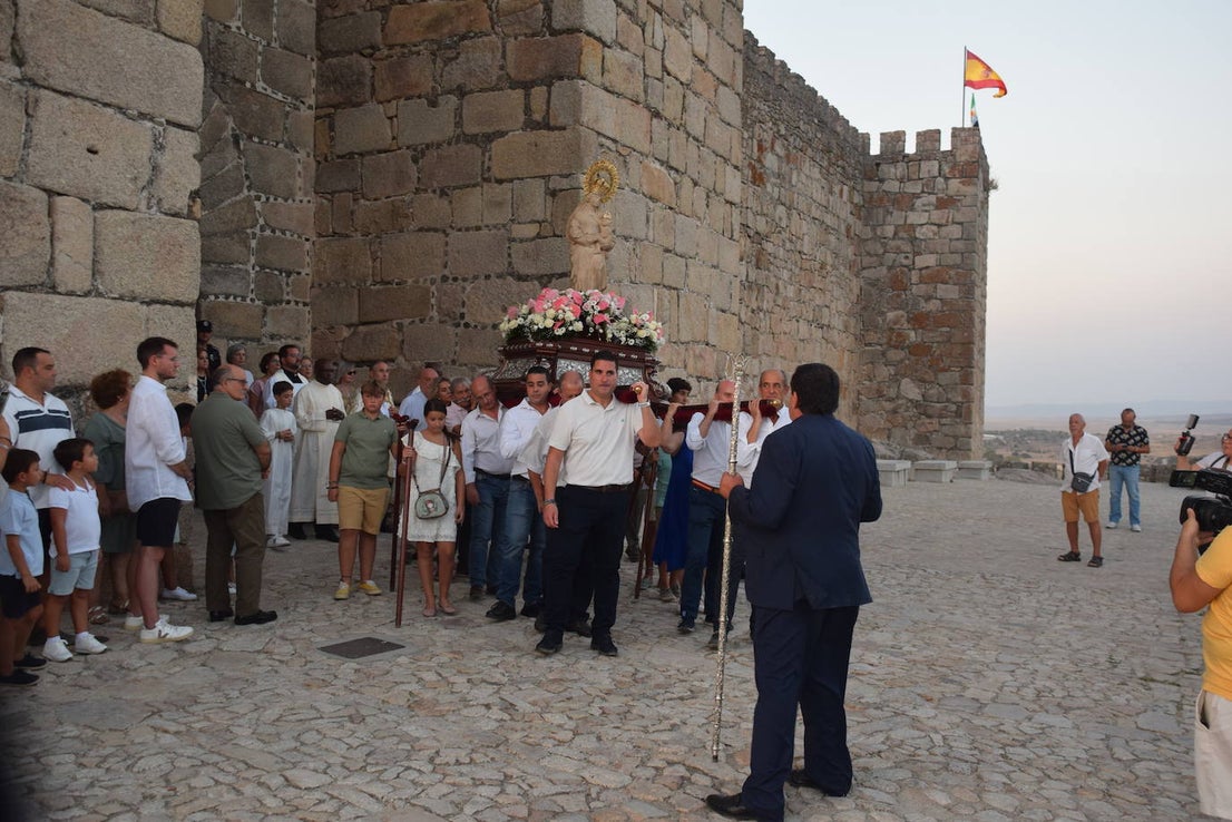 La bajada de la Patrona, bajo un intenso calor