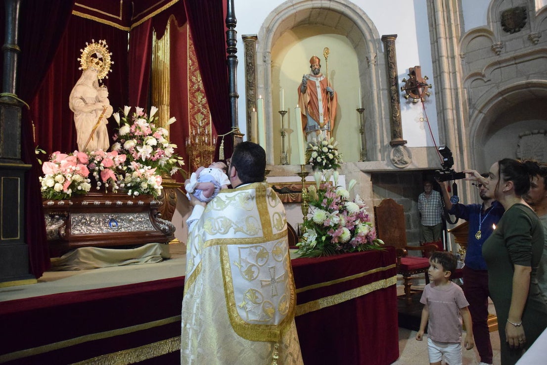 Presentación de los bebés a la Virgen