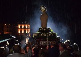 La lluvia no puede con el canto himno Salve en la plaza Mayor